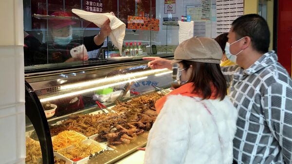 Местные жители покупают еду навынос в Ухани, КНР