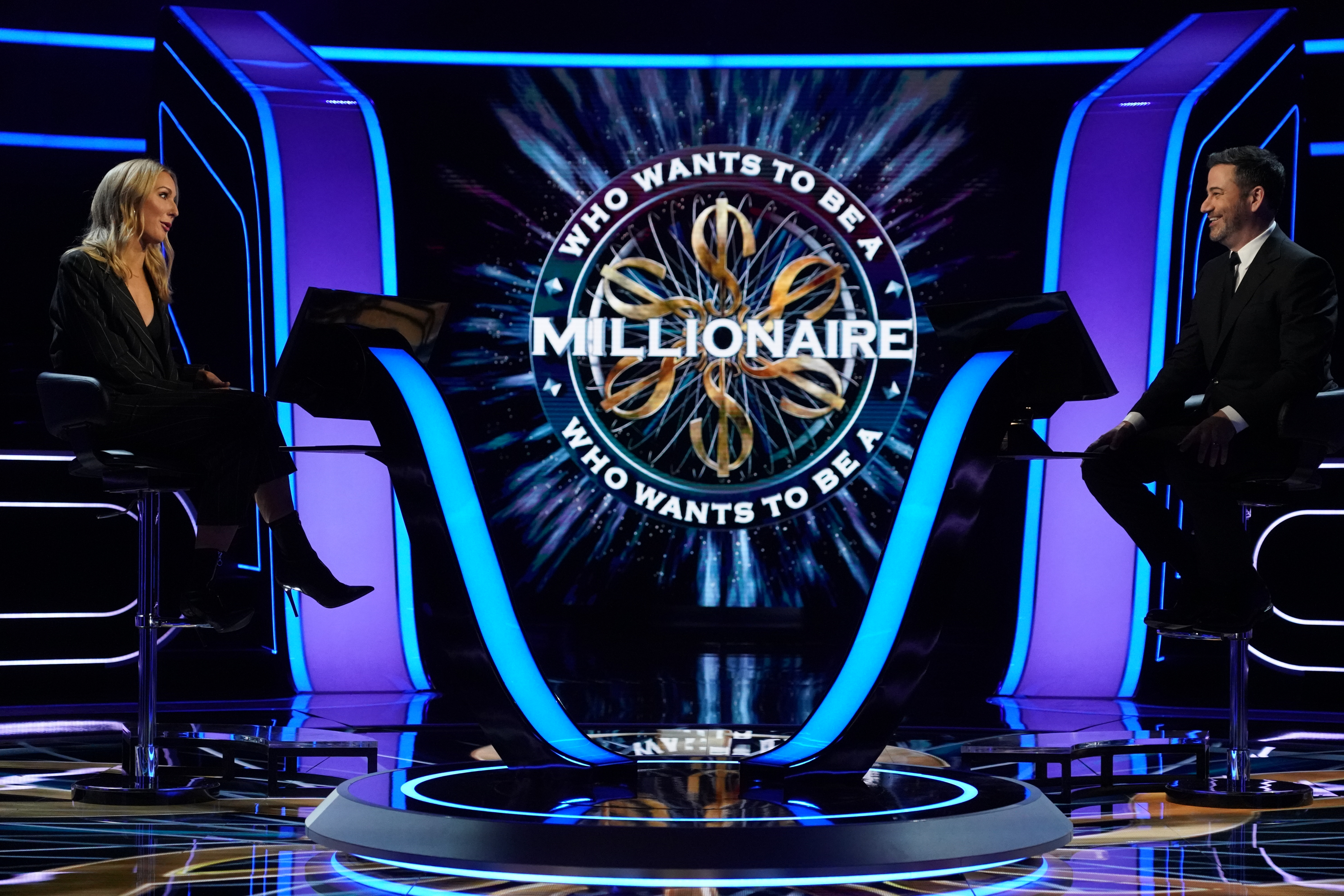 Друзья стать миллионером. Студия who wants to be a Millionaire. Who wants to be a Millionaire ведущий.