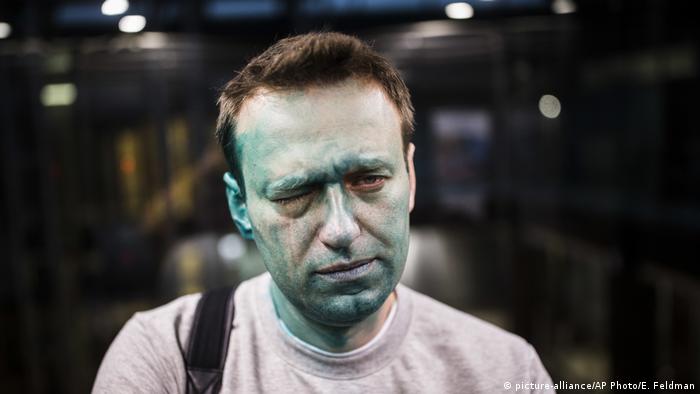 Alexei Navalny with green dye on his face after an attack (picture-alliance/AP Photo/E. Feldman)